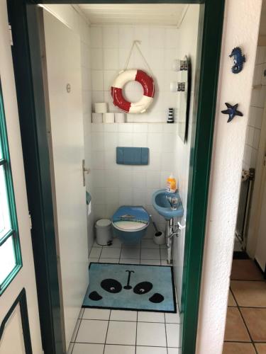 a small bathroom with a toilet and a sink at Großer Hookie in Hooksiel