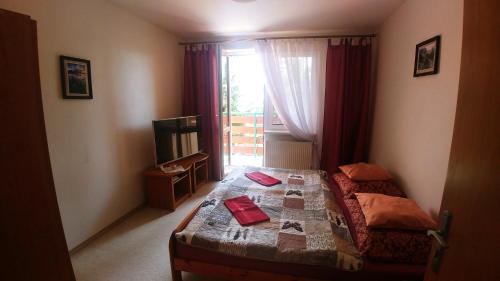 a small bedroom with a bed and a window at Apartmán Tatry Tatranská Štrba in Tatranska Strba