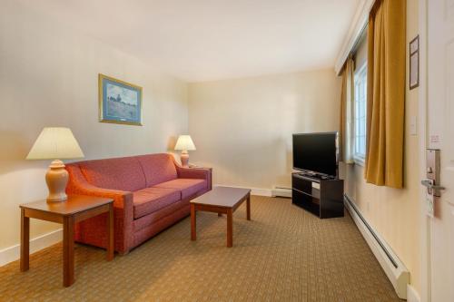 TV a/nebo společenská místnost v ubytování Ogunquit Hotel and Suites