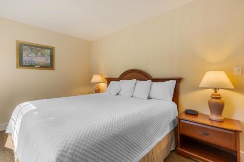 Postel nebo postele na pokoji v ubytování Ogunquit Hotel and Suites