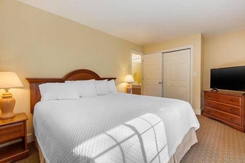 Postel nebo postele na pokoji v ubytování Ogunquit Hotel and Suites