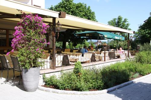 Um jardim no exterior de Hotel Grünauerhof