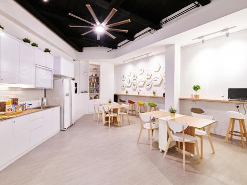 Η κουζίνα ή μικρή κουζίνα στο BEAT. Sports Hostel