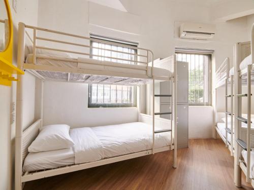 Ένα ή περισσότερα κρεβάτια σε δωμάτιο στο BEAT. Sports Hostel