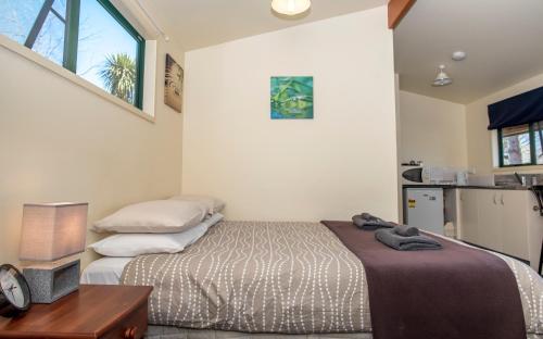 Maruia的住宿－Maruia Motels and Flyfishing，一间小卧室,配有两张床和一张桌子