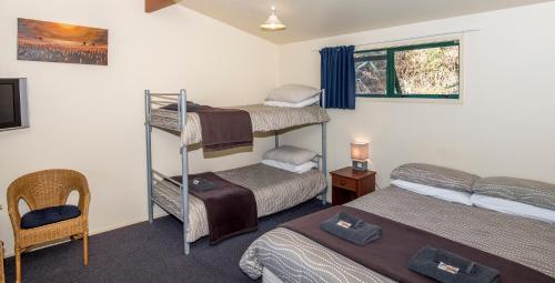 Katil dua tingkat atau katil-katil dua tingkat dalam bilik di Maruia Motels and Flyfishing