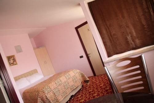 Postel nebo postele na pokoji v ubytování Hattuşirin Hotel