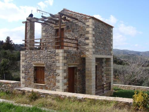 an old stone house on a hill at Stratos Villas in Melidhónion