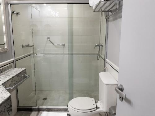 bagno con doccia in vetro e servizi igienici di WYN Berrini SP a San Paolo