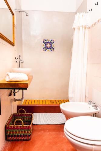 a bathroom with a toilet and a sink at ESTANCIA LOS CUARTOS in Tafí del Valle