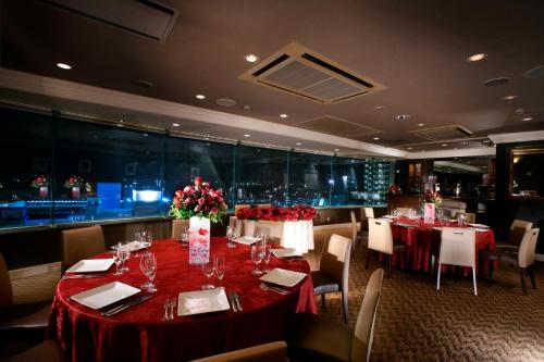 ห้องอาหารหรือที่รับประทานอาหารของ โรงแรมเควสท์ ชิมิซึ