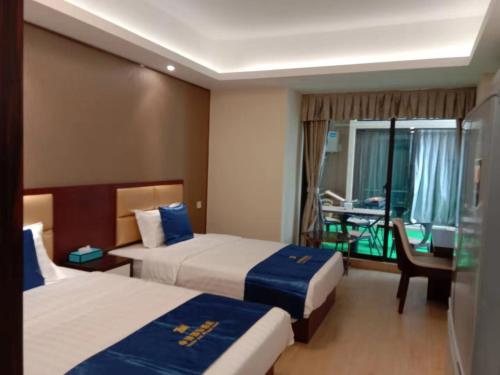 En eller flere senger på et rom på China International Hotel