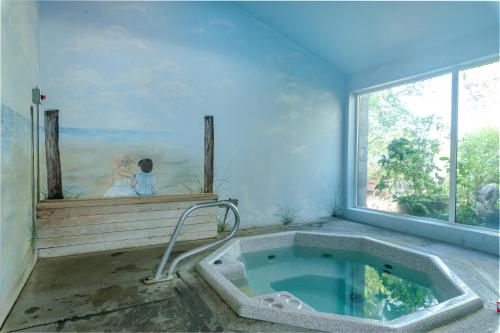 eine Badewanne in einem Zimmer mit Fenster in der Unterkunft Birch Bay waterfront 2 bedroom condo - Lofted layout & steps from beach in Blaine