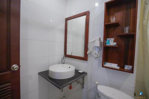 A bathroom at Vientiane Plaza Hotel