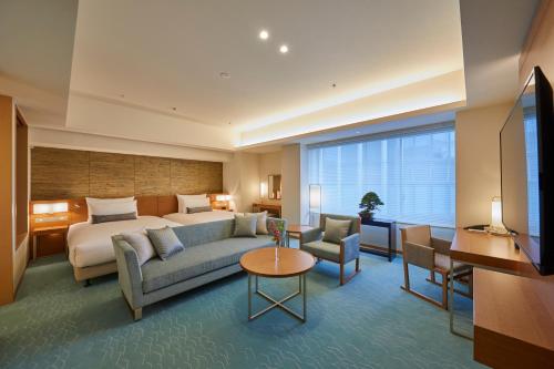 Habitación de hotel con cama y sofá en THE KITANO HOTEL TOKYO, en Tokio