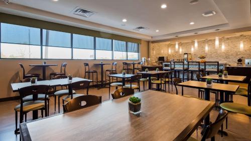 um restaurante com mesas e cadeiras num quarto em Best Western Plus Philadelphia-Pennsauken Hotel em Cherry Hill