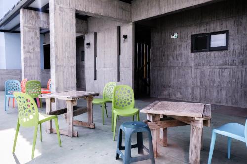a group of tables and chairs in a room at Relaxing Hotel in Donggang