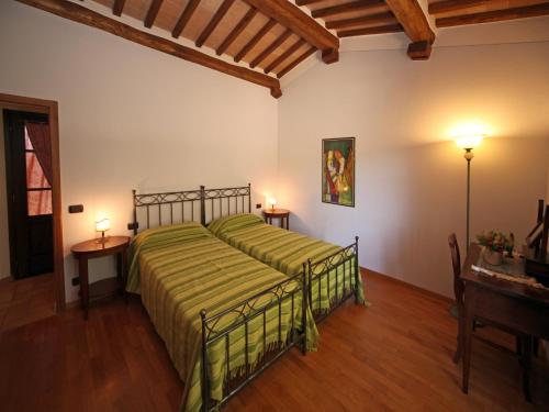 モンタルチーノにあるVilletta Capriliのベッドルーム1室(ベッド1台、テーブル2台、ランプ2つ付)