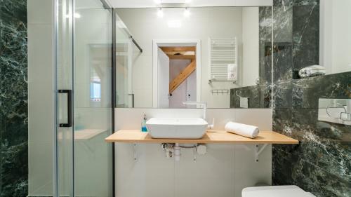 ein Badezimmer mit Waschbecken und Dusche in der Unterkunft Apartamenty EverySky - Emilii Plater 18-18A in Karpacz