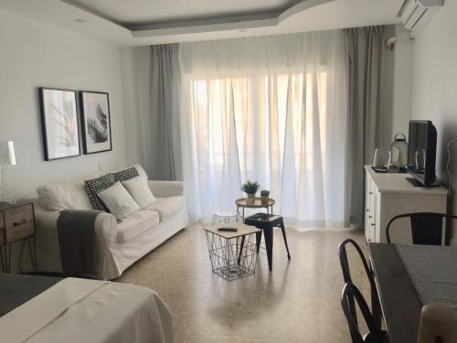 VER620 - Renovated 6th-Floor Studio with Sea-View Terrace and Pool - AC