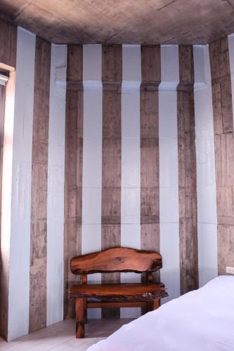 a bedroom with a wooden bench next to a bed at Relaxing Hotel in Donggang