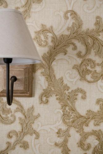 a lamp in front of a wall with a wallpaper at BB De Rohan in Żebbuġ