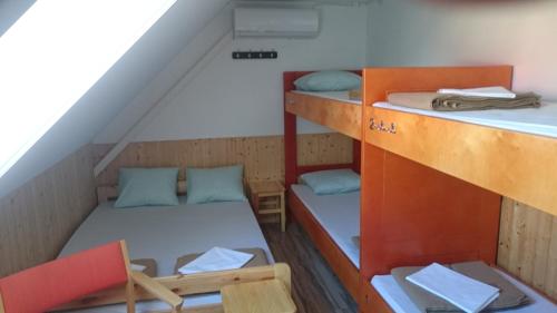Zimmer mit 2 Etagenbetten und einem Stuhl in der Unterkunft World's End Hostel in Myza Igaste