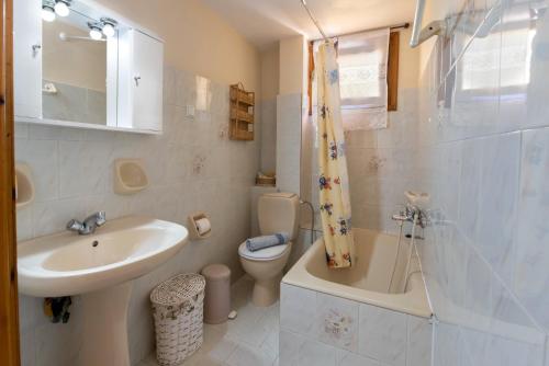 Koupelna v ubytování Voula Apartments