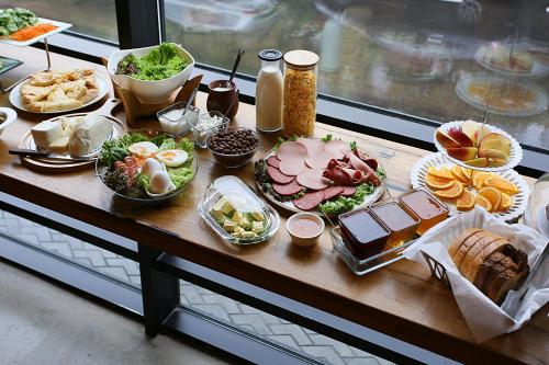 فندق ال ام كلوب في تبليسي: طاولة عليها العديد من أطباق الطعام