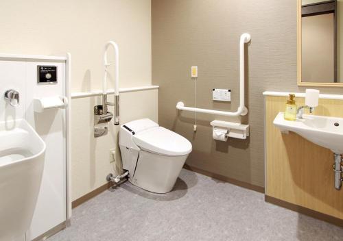 Hotel Trend Kanazawa Katamachi في كانازاوا: حمام مع مرحاض ومغسلة