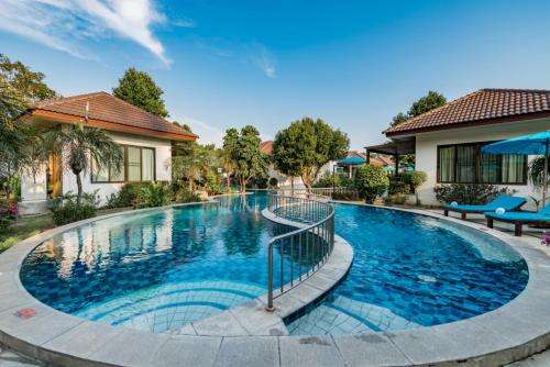 Swimmingpoolen hos eller tæt på Pinnacle Grand Jomtien Resort and Beach Club - SHA Extra Plus