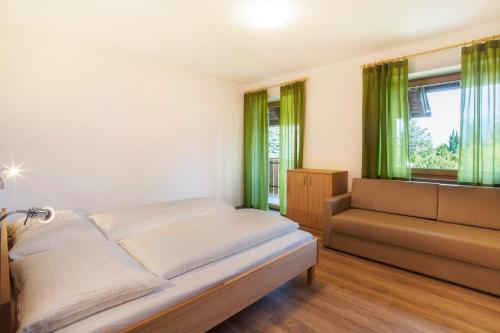 Een bed of bedden in een kamer bij Obstbauernhof Bundschuh
