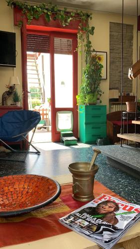 ein Wohnzimmer mit einem Tisch und einer Zeitschrift in der Unterkunft B&B Il tempo del sogno con cani e gatti Pet&Breakfast in Baveno