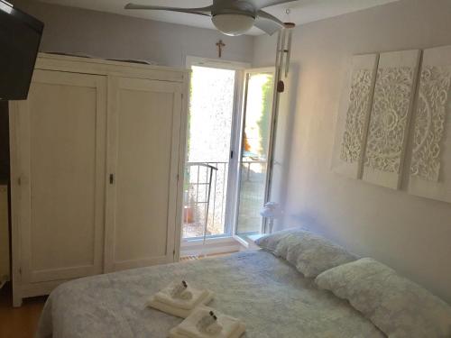 une chambre avec un lit avec deux serviettes dessus dans l'établissement La forlane, à Cassis