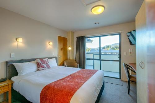 Ένα ή περισσότερα κρεβάτια σε δωμάτιο στο Bella Vista Motel Franz Josef Glacier