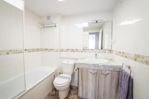 La salle de bains blanche est pourvue de toilettes et d'un lavabo. dans l'établissement CUNIT HOME, à Cunit