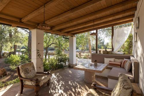un patio con divano, tavolo e sedie. di Il Villaggetto a Neviano