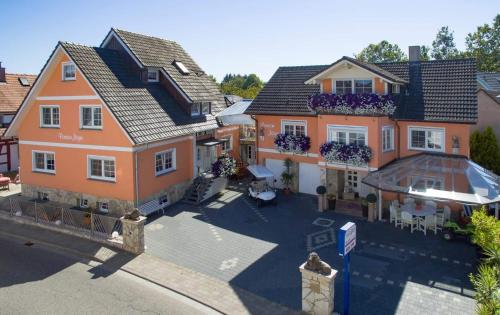 una vista aérea de una casa con patio en PENSION JÄGER - der Geheimtipp am Europa-Park, en Rust