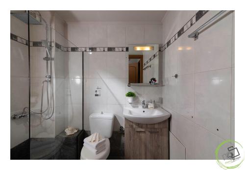 A bathroom at Irini Apartment Piskopiano, Hersonissos #2