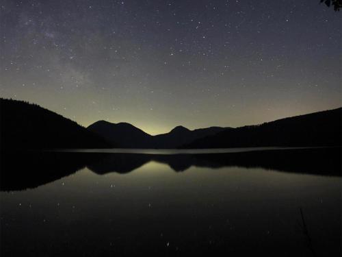 a night view of a lake with a starry sky at Shikaribetsu Kohan Onsen Hotel Fusui in Shikaoi