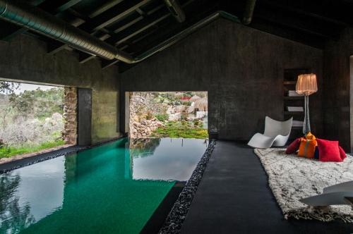 una piscina en medio de una habitación con agua verde en La Donaira, en Montecorto