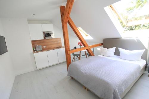 Zollikof Aparts - Sauna & Studioapartments tesisinde bir odada yatak veya yataklar