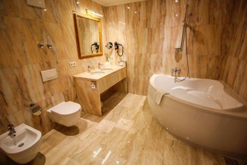 Koupelna v ubytování Grand Hotel Palladium