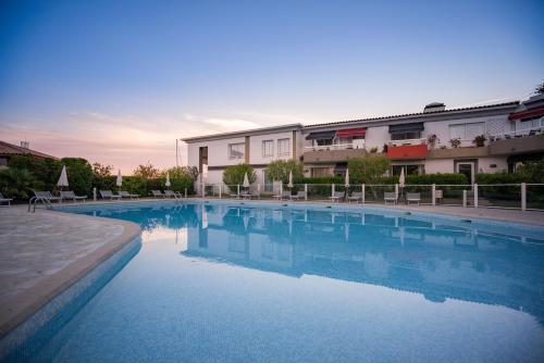 une grande piscine devant un immeuble dans l'établissement Duplex à La Marina, à Saint-Raphaël