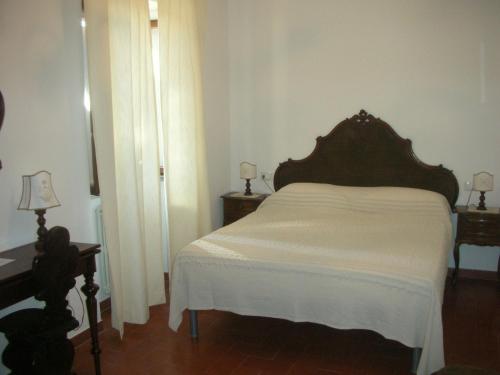 a bedroom with a bed with a white bedspread at Agriturismo Le Volte in Mocaiana