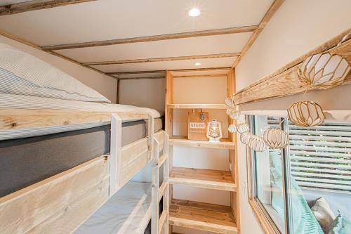 Un dormitorio con una litera y una ventana. en LODGES 7Huizen aan Zee, en Scharendijke