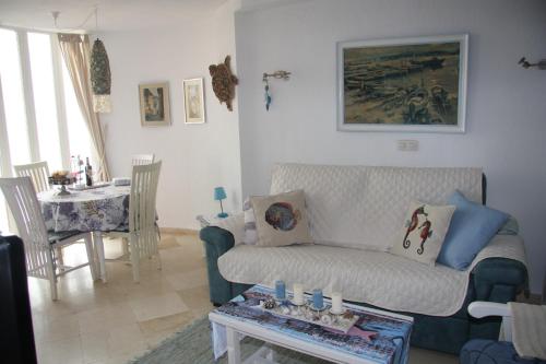 カルプにあるPrimera Linea de Playa con Garajeのリビングルーム(ソファ、テーブル付)