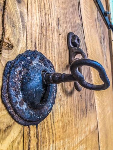 a rusty door latch on a wooden door at Tulipános vendégház in Fertőszentmiklós