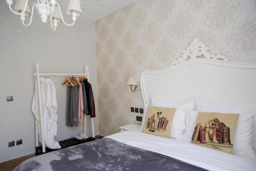 a bedroom with a bed with a white headboard at BB De Rohan in Żebbuġ
