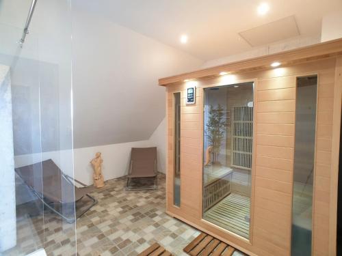 a room with a glass door and a floor at Au 36, Les Apparts Hotel Joigny in Joigny